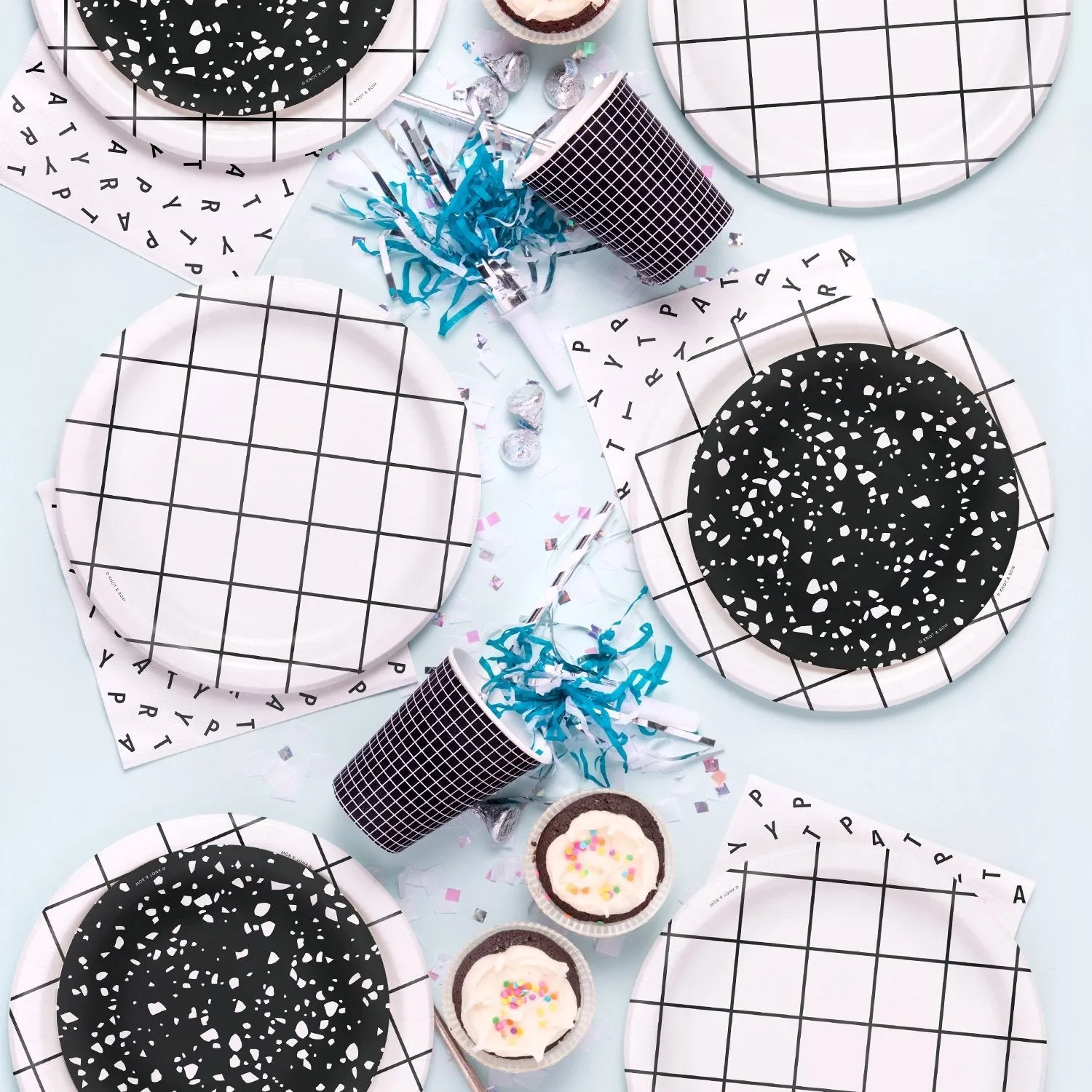 BLACK AND WHITE GRID CUPS