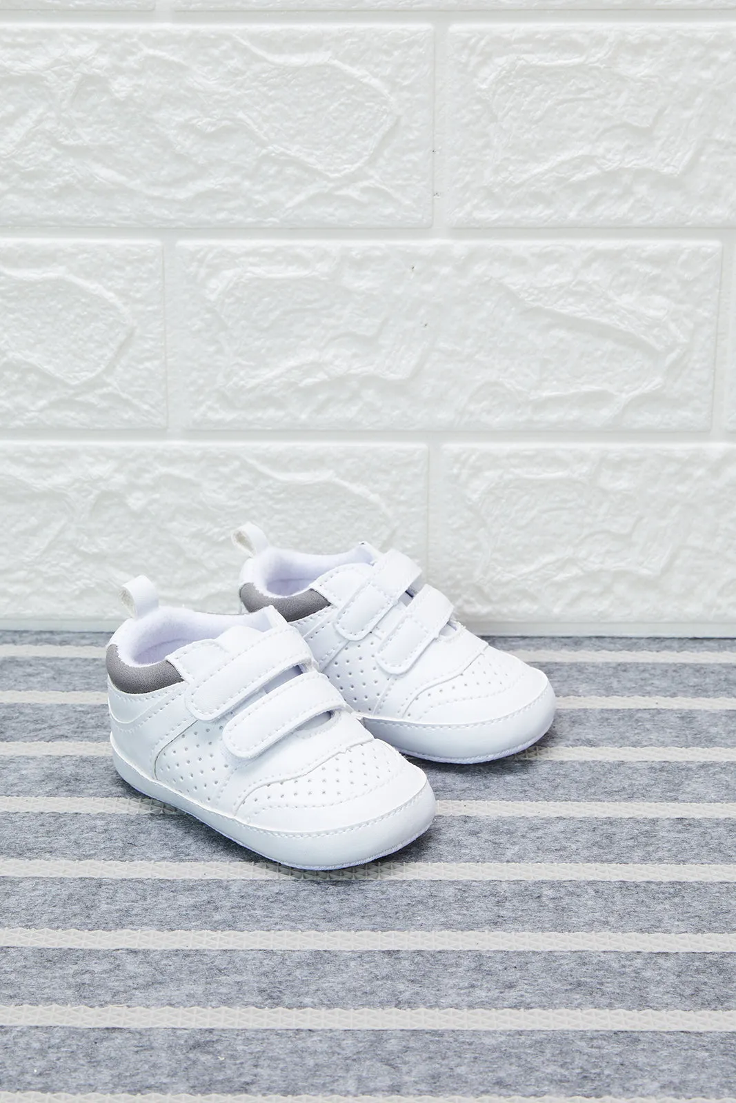 Infant Boys White Velcro Pram Shoe